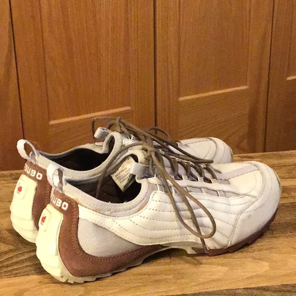 Gently Used ~ Ladies Size 6 TSUBO sneakers ~